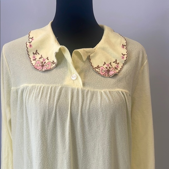 Yellow Nightgown with Embroidered Collar vintage light fabric - Picture 3 of 4